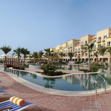 Moevenpick Hotel & Resort Al Bida'A Salmiya Exterior foto The swimming pool at the resort