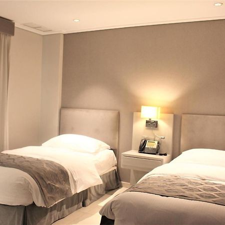 Moevenpick Hotel & Resort Al Bida'A Salmiya Exterior foto A room at the hotel