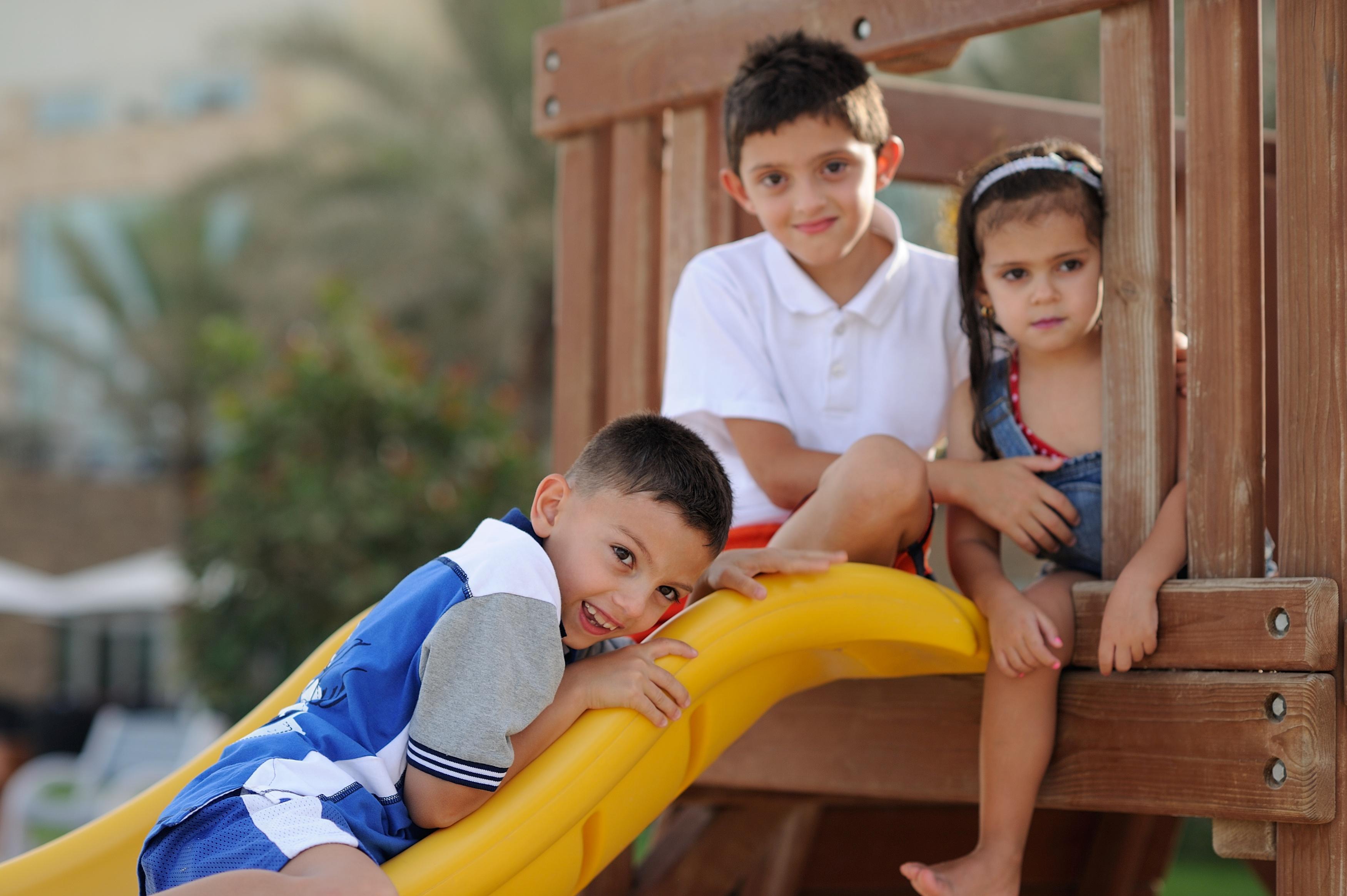 Moevenpick Hotel & Resort Al Bida'A Salmiya Exterior foto Children playing on a slide