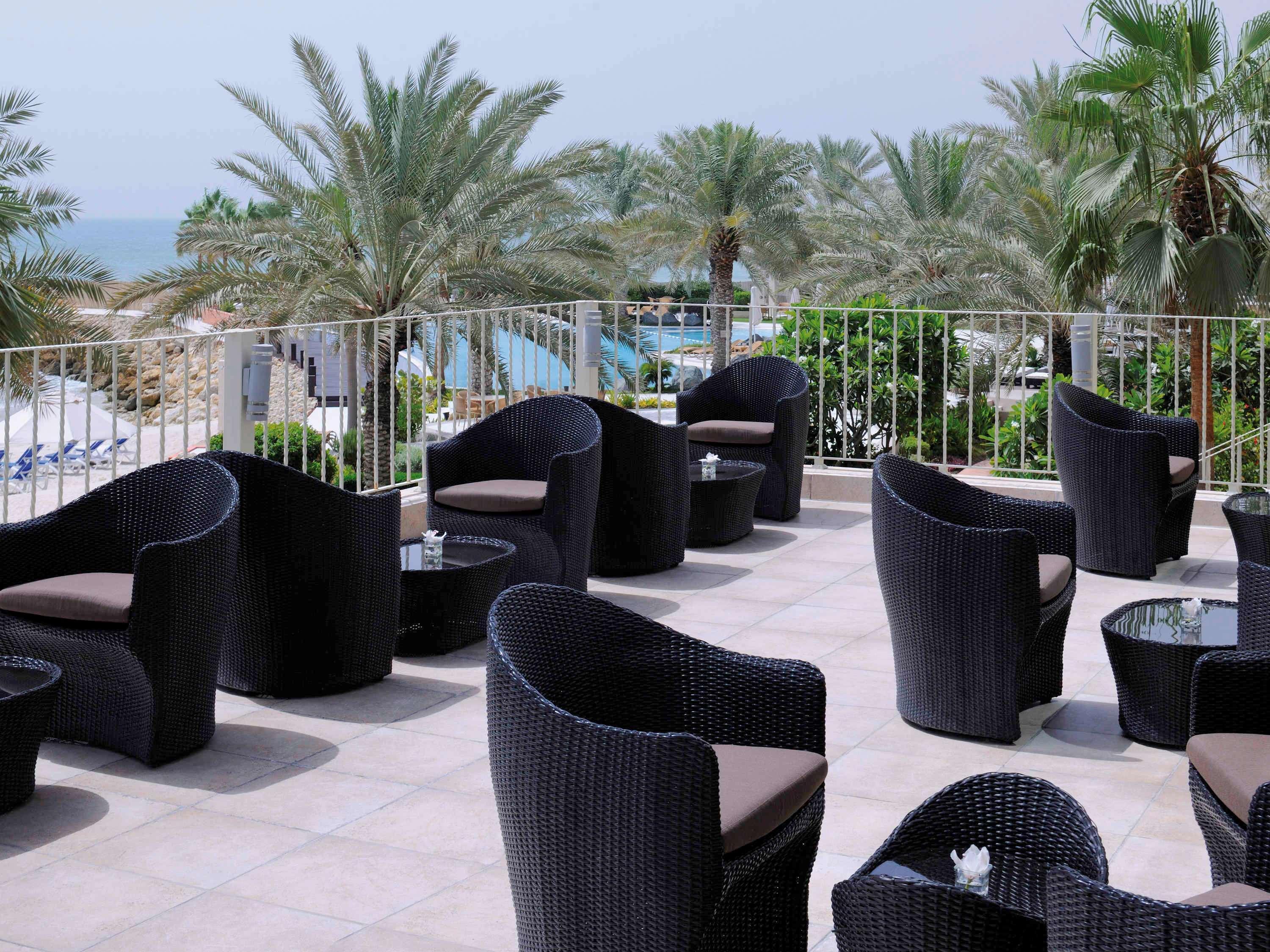 Moevenpick Hotel & Resort Al Bida'A Salmiya Exterior foto The pool at the hotel
