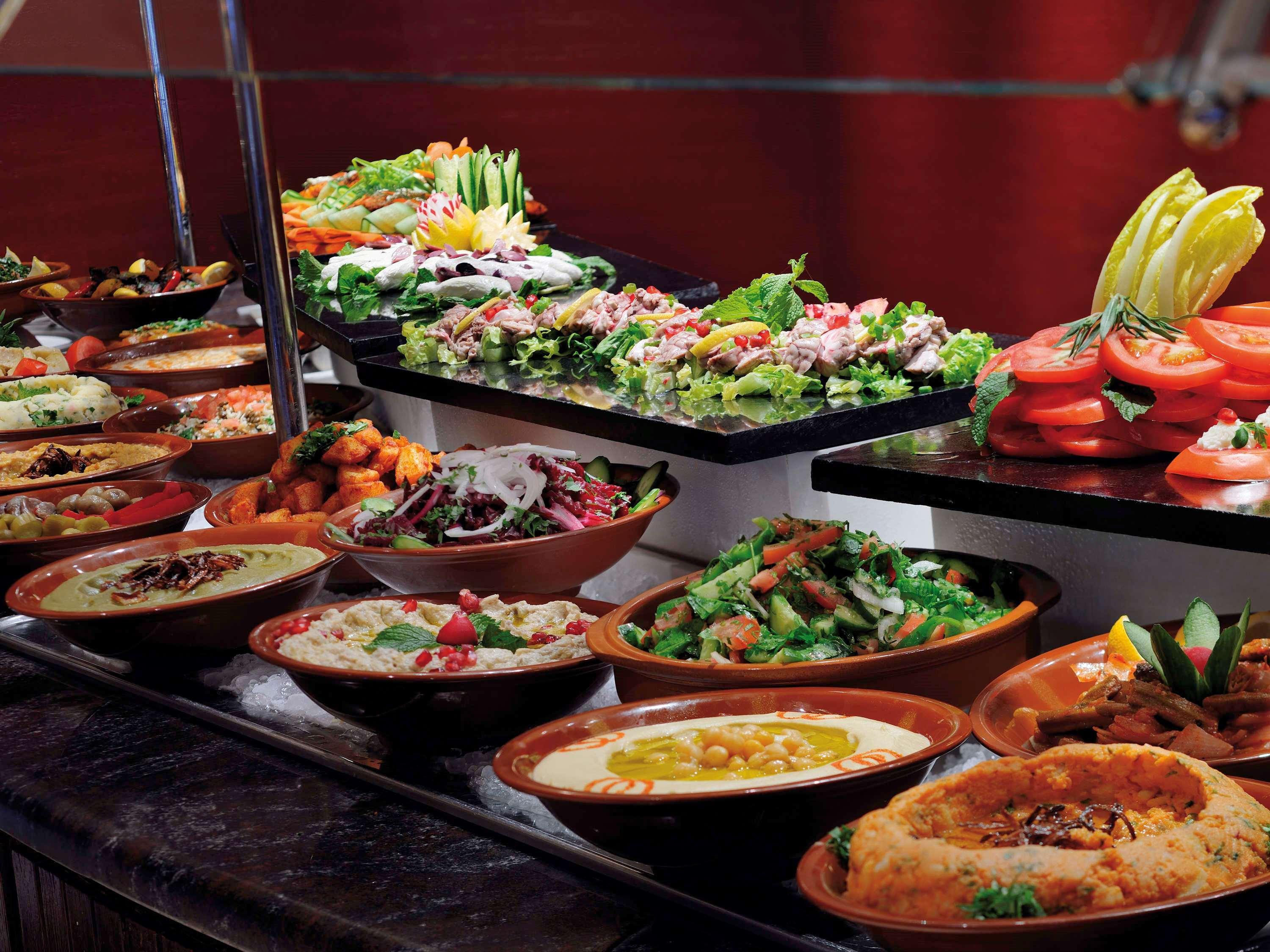 Moevenpick Hotel & Resort Al Bida'A Salmiya Exterior foto A selection of Middle Eastern cuisine