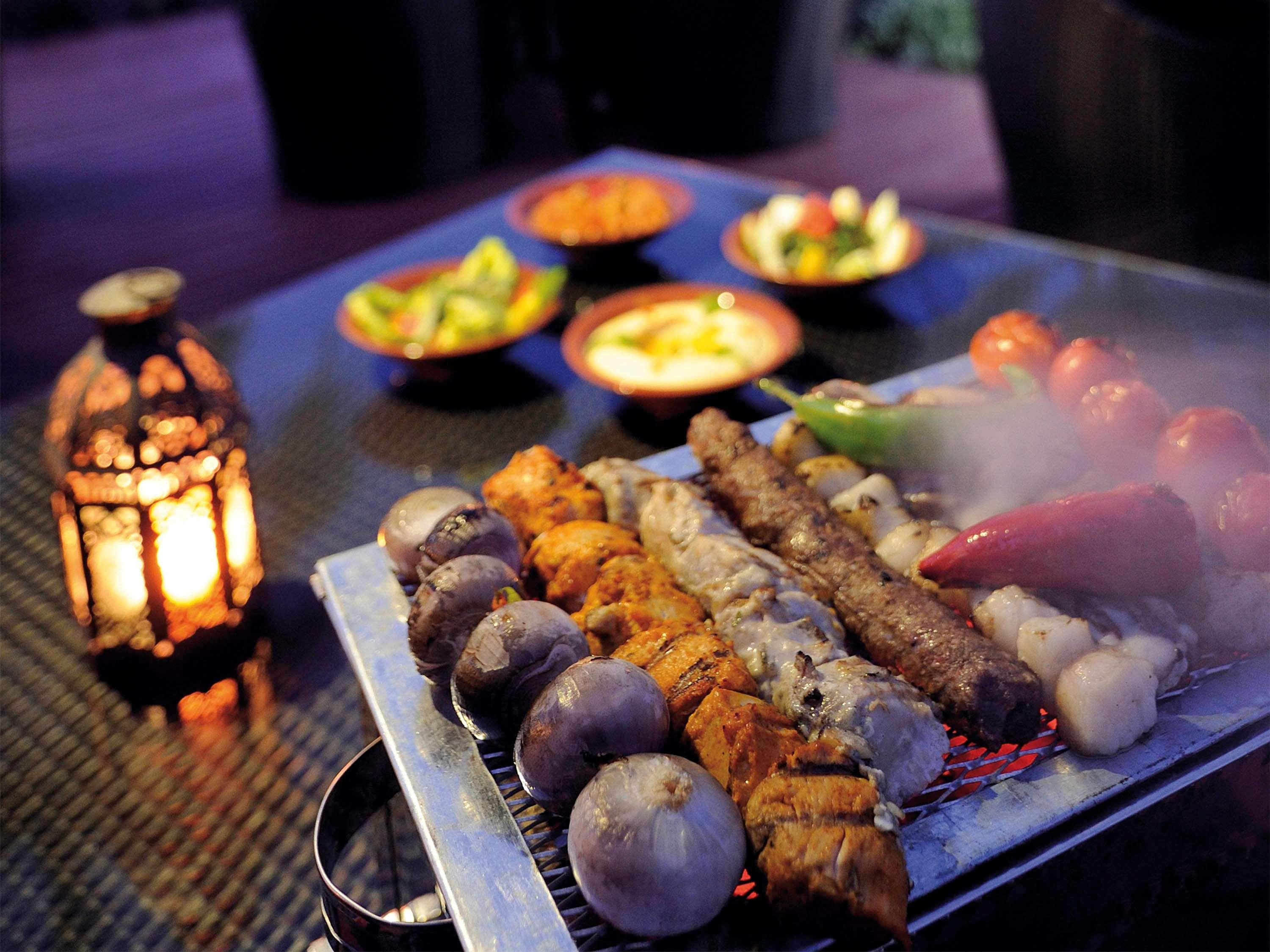 Moevenpick Hotel & Resort Al Bida'A Salmiya Exterior foto A selection of kebabs