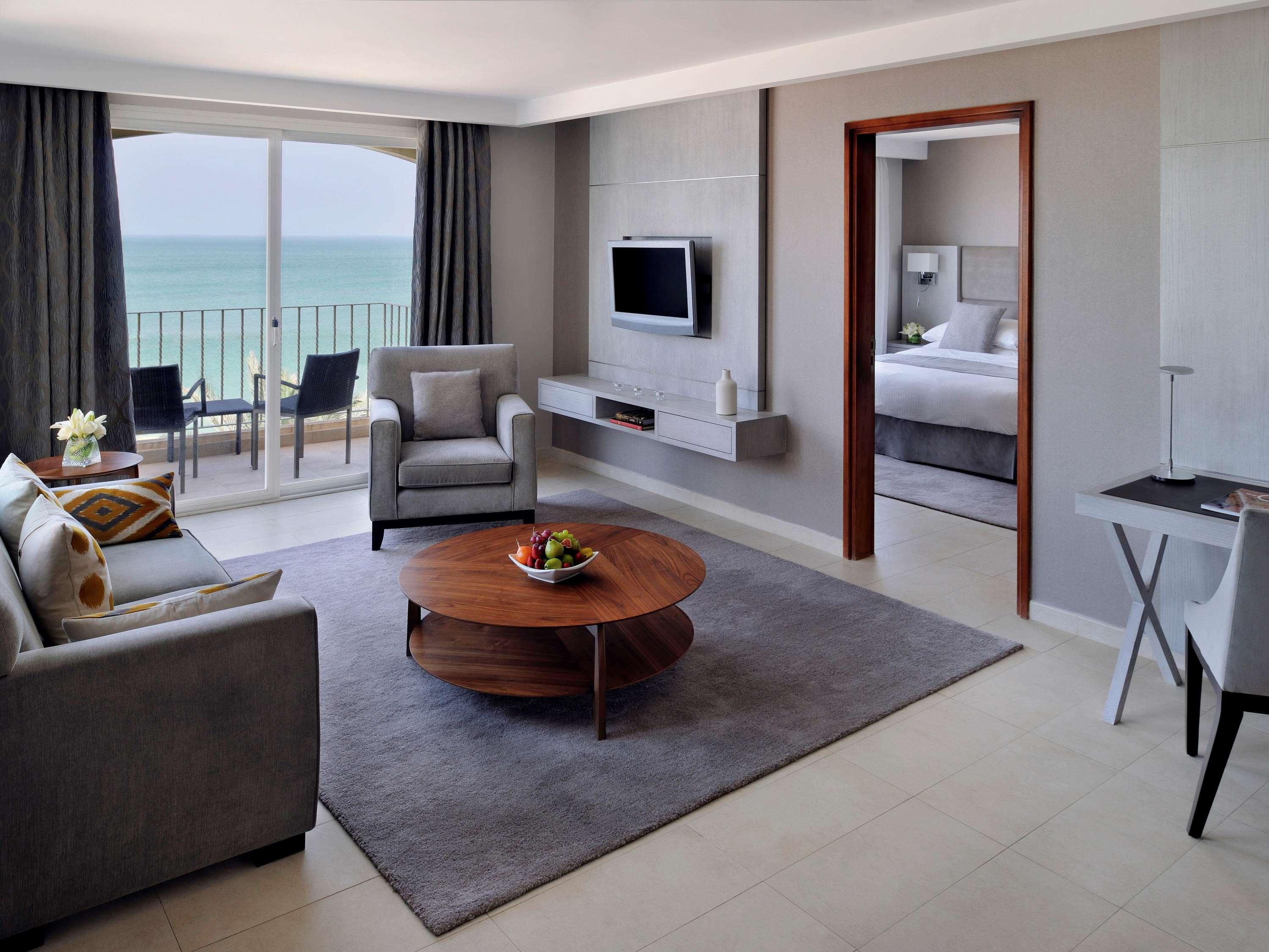 Moevenpick Hotel & Resort Al Bida'A Salmiya Exterior foto A suite at the Jumeirah Beach Hotel