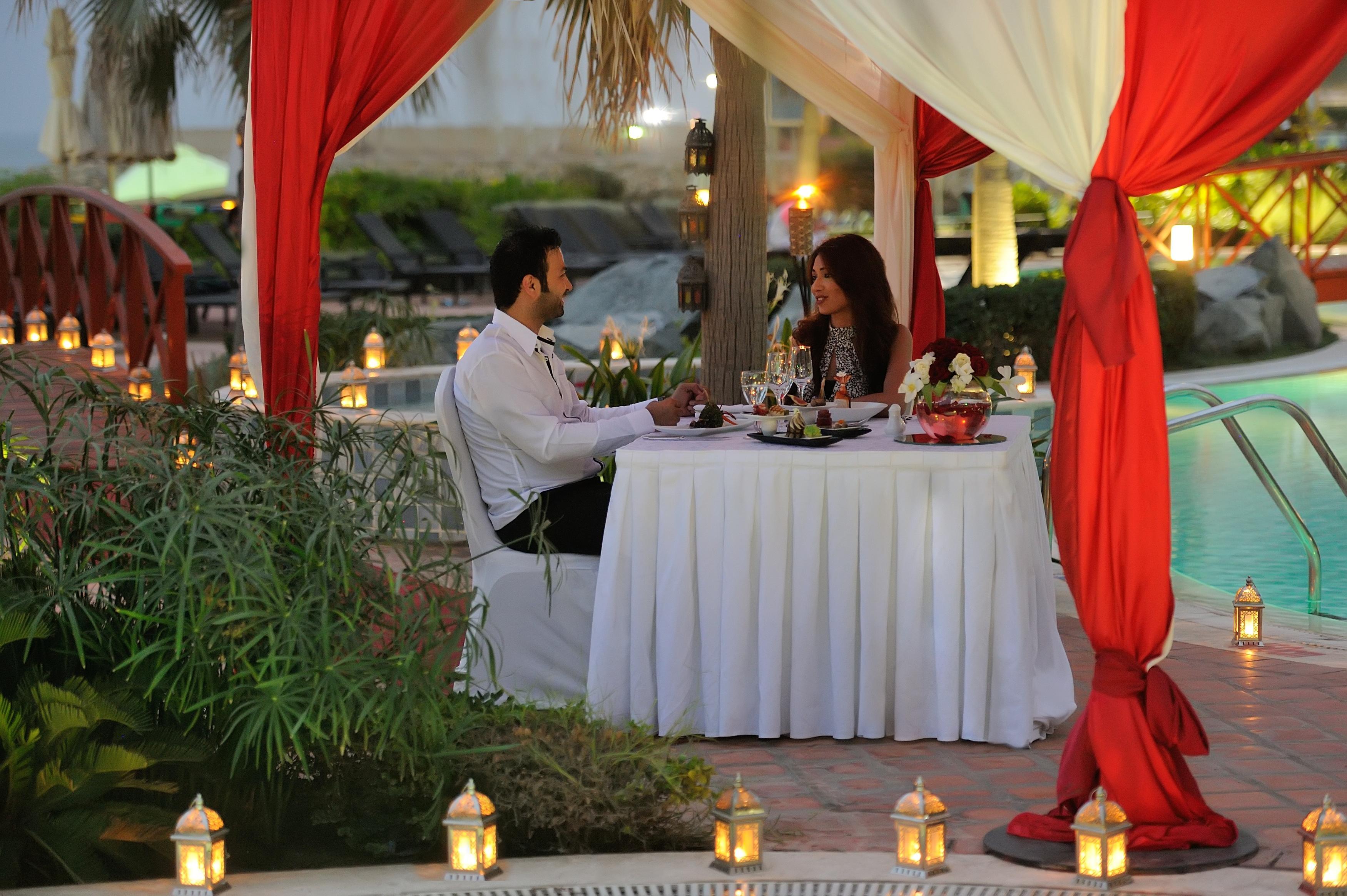 Moevenpick Hotel & Resort Al Bida'A Salmiya Exterior foto A couple dining at the resort
