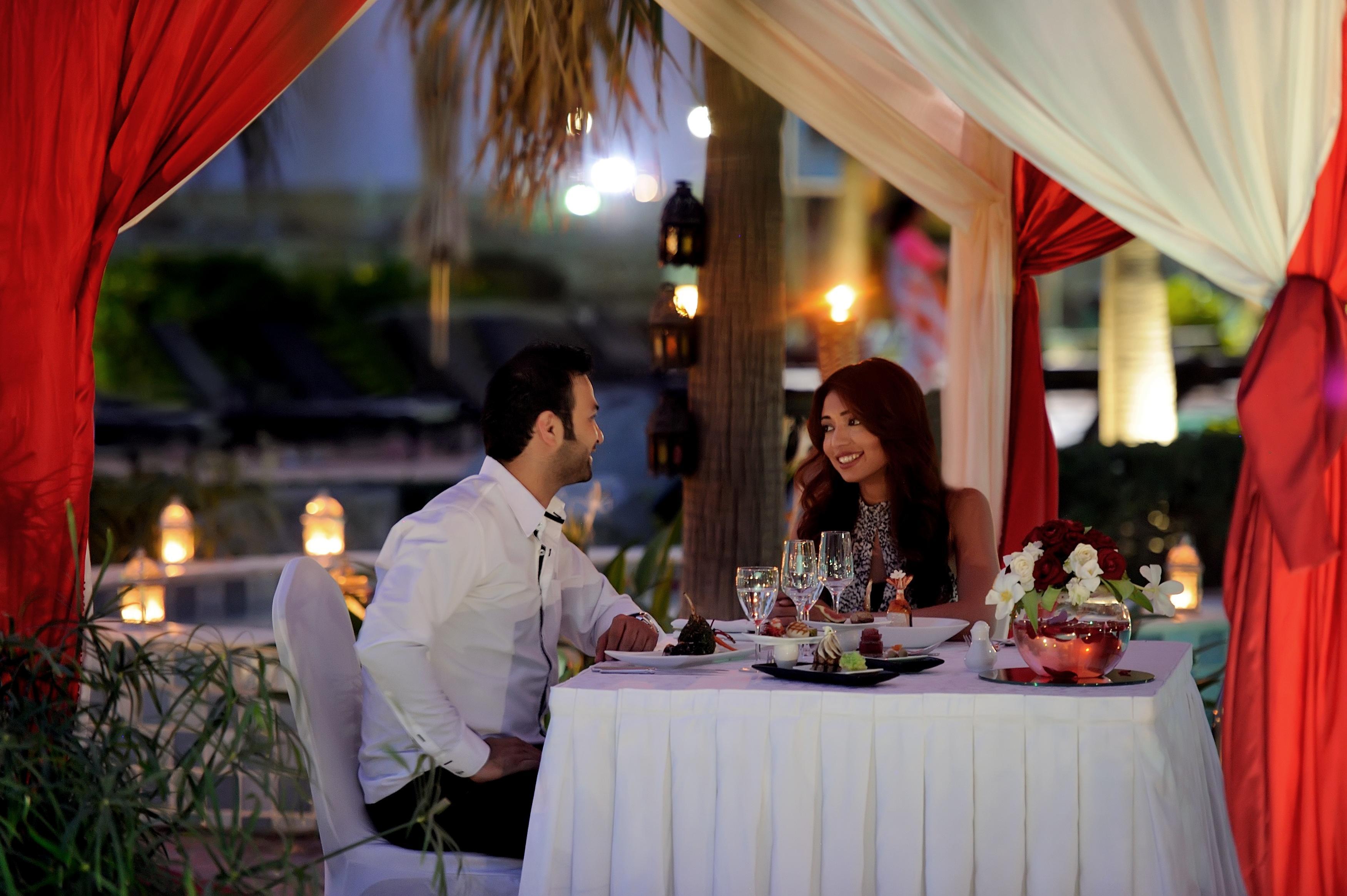 Moevenpick Hotel & Resort Al Bida'A Salmiya Exterior foto A couple dining at a restaurant