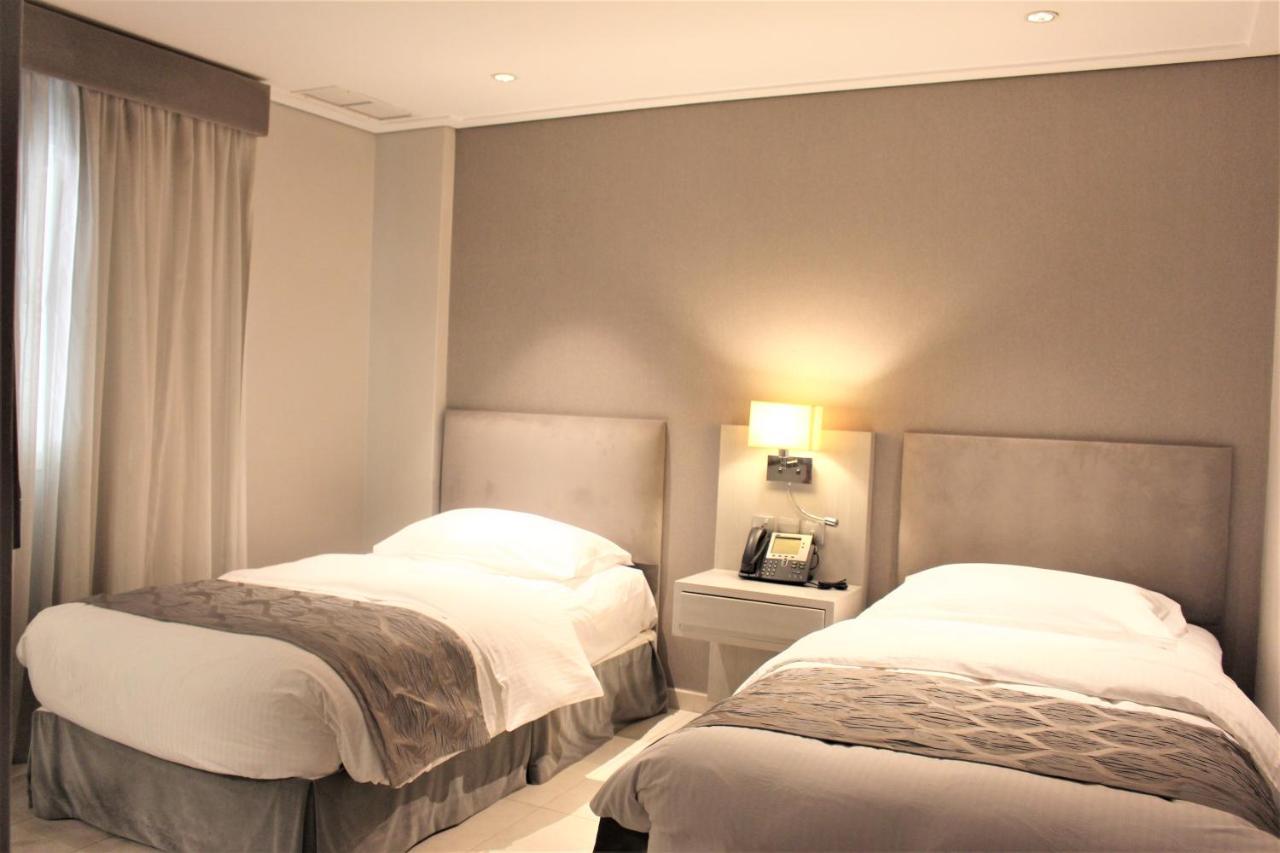 Moevenpick Hotel & Resort Al Bida'A Salmiya Exterior foto A room at the hotel